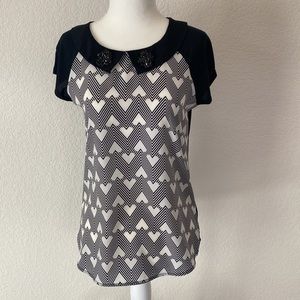 Adorable Hinge Black/White Heart Mixed Media Short Sleeve Top Jewel Collar Small